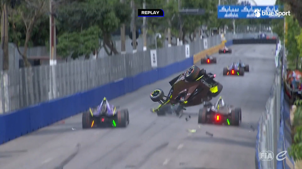 Pepe Marti fährt ins Heck von Da Costa und überschlägt sich