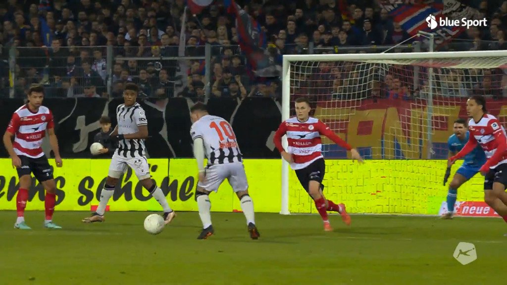 33. Minute: Shaqiri zirkelt den Ball zum 3:0 in die Maschen