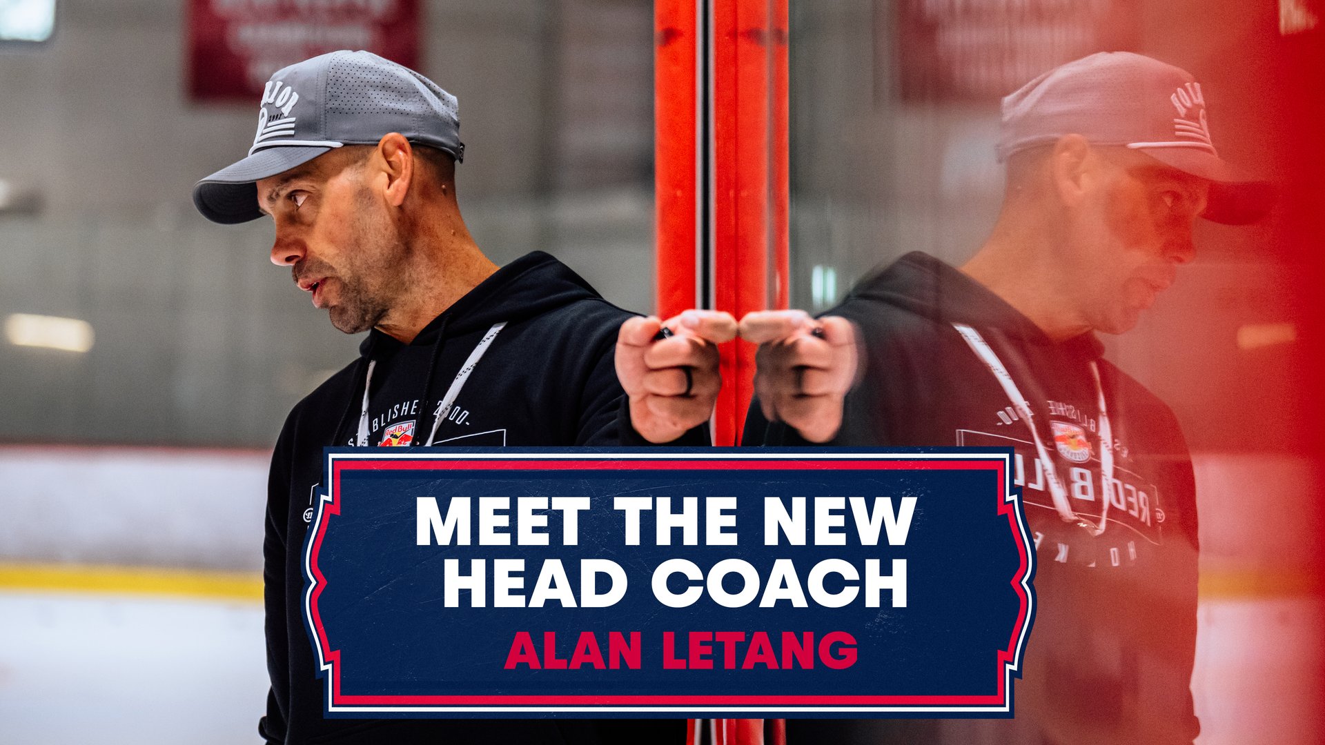 Alan Letang, neuer Head Coach, trägt Kappe und Kapuzenpullover in Eishalle.