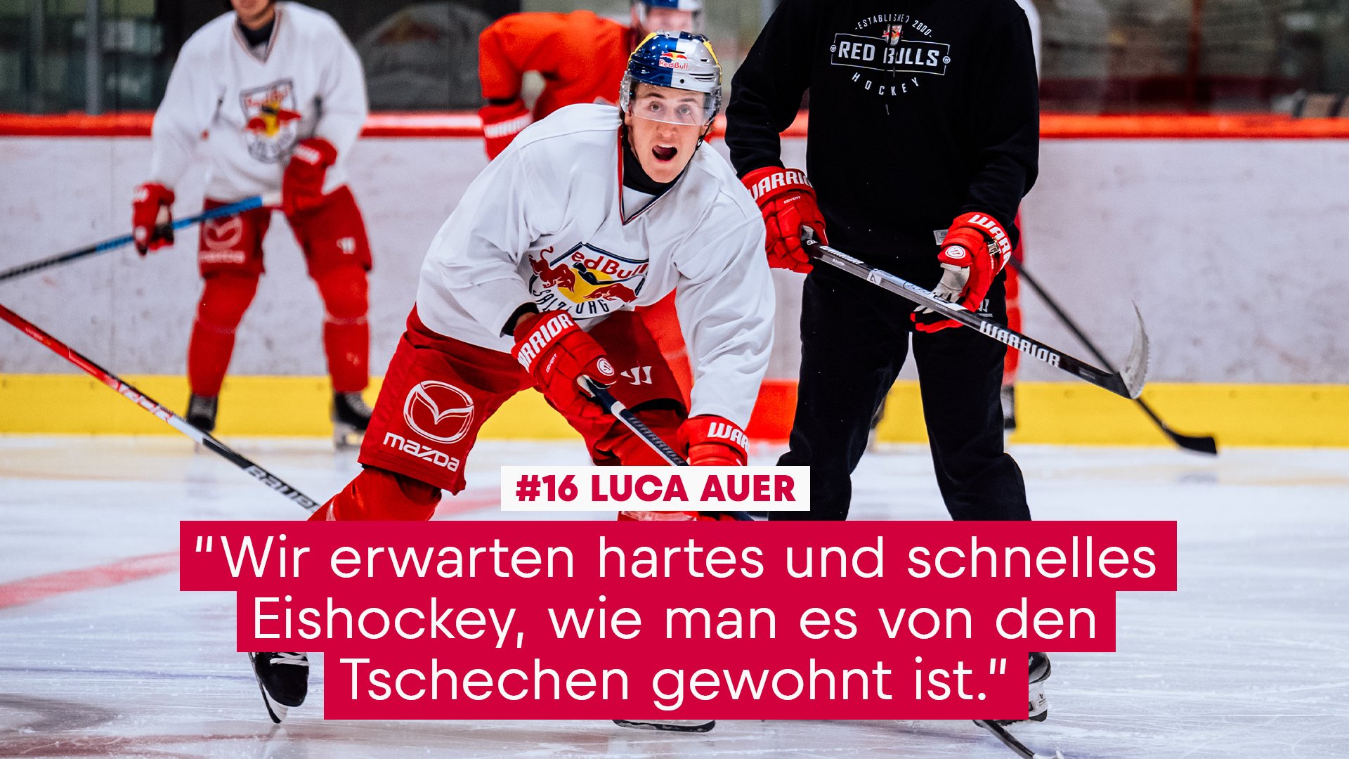 Luca Auer, Eishockeyspieler, mit Schläger auf dem Eis in Salzburg.