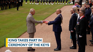 King handed keys to Edinburgh in traditional ceremony