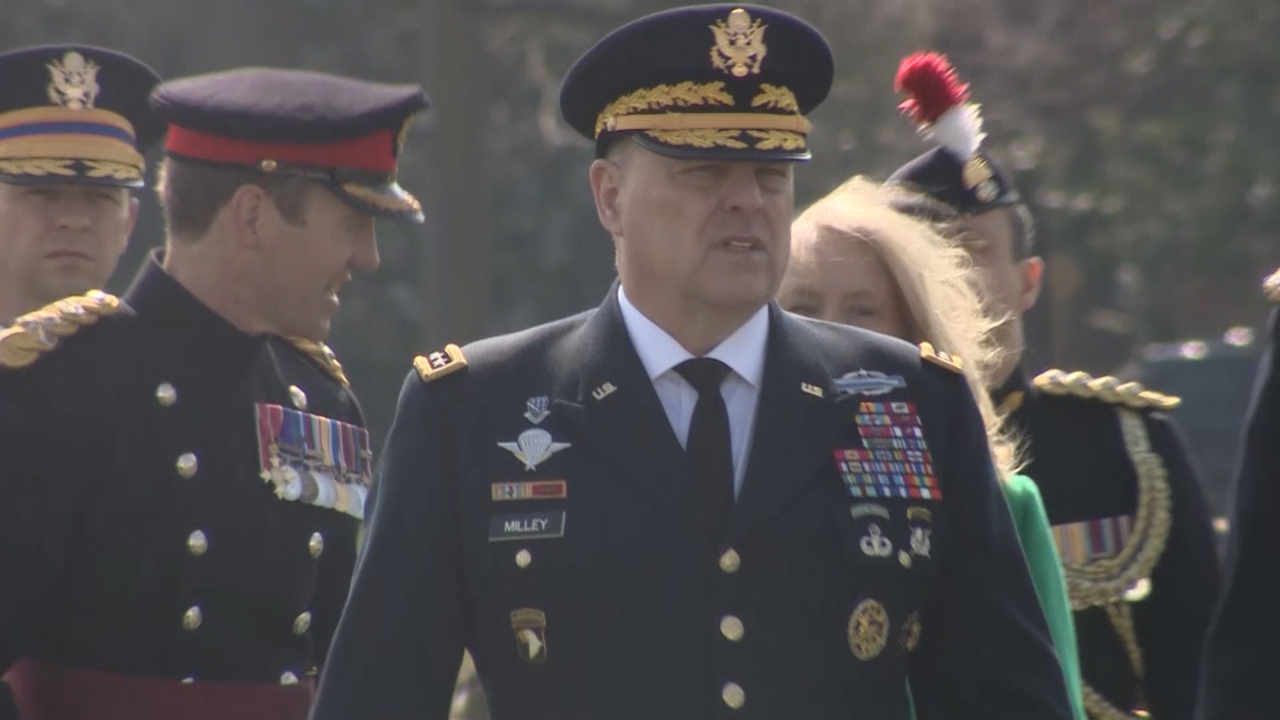 Us Army!    Chief Represents Queen At Sovereign S Parade - 