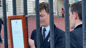 Notice of Queen's death placed on Buckingham Palace gates