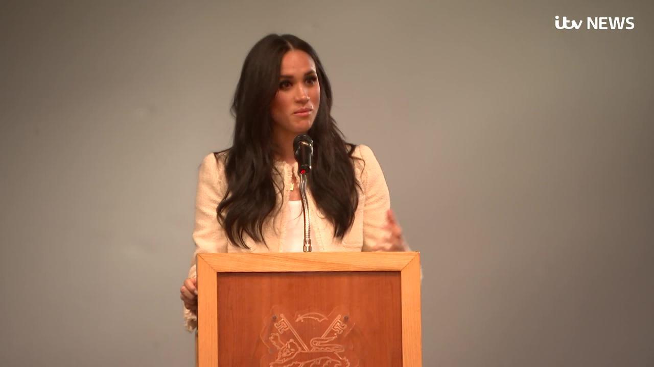 Meghan looks graceful in white for return visit to Justice for Girls in  Vancouver - Meghan's Fashion