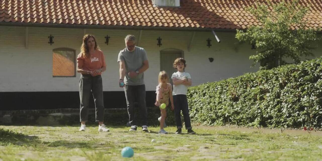8 Plastic Petanque Boules - Video 2