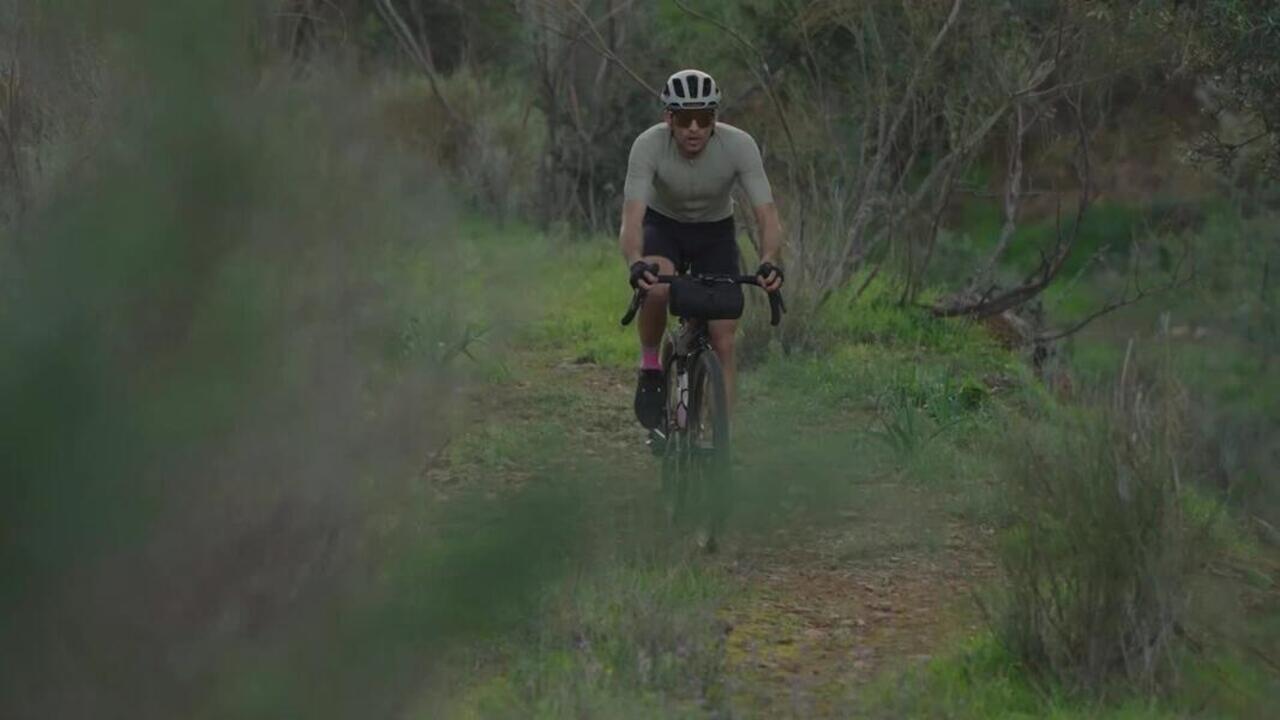900 Cycling Gloves - Black - Video 2