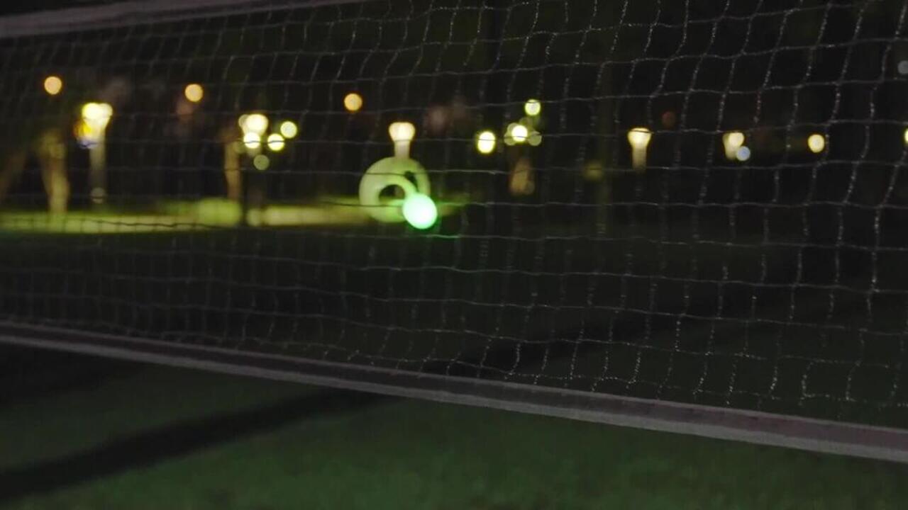Illuminated Outdoor Badminton Shuttlecock Feenixx 530 Nite - Video 2