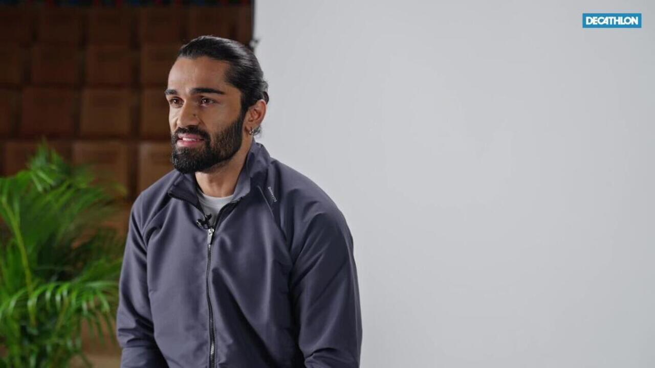 Treadmill Upto 18 kmph, Smart, Foldable, Supports upto 130kg, T900D - Black - Video 2