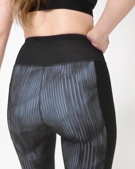 Fitted High Waisted Women's Gym Leggings with Phone Pocket 120- Black - Video 2