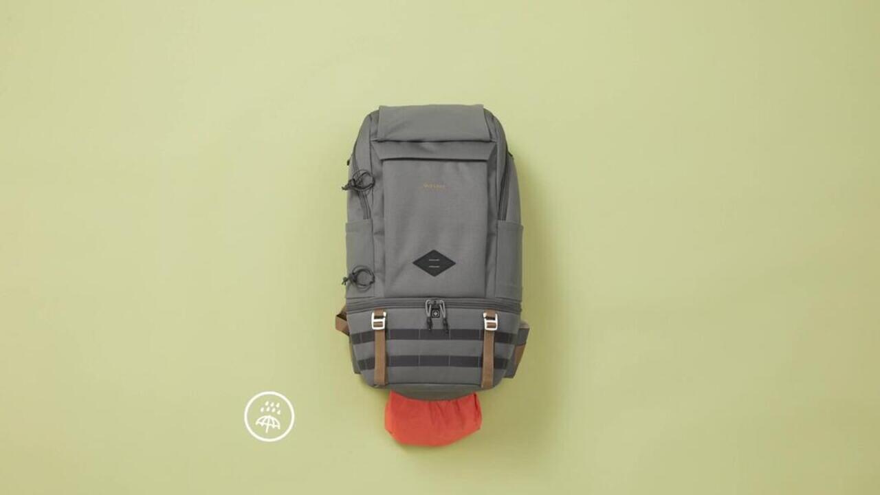 Insulated Comfort Hiking Backpack 25 L, Arpenaz 900 - Ice - Video 2