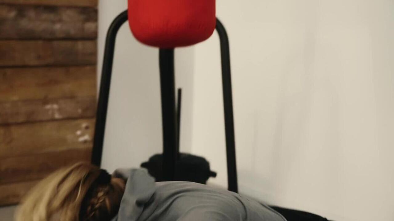 Punching Bag 14 kg - Red - Video 2