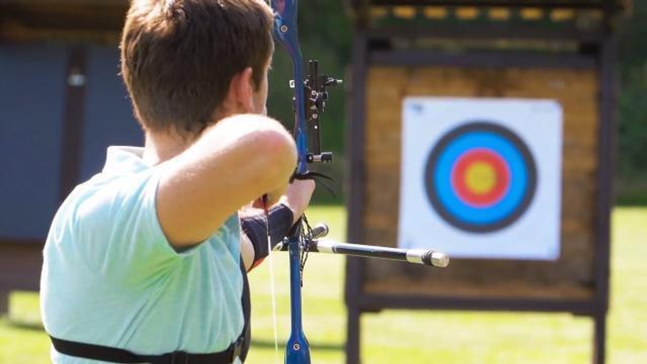 Right Hander Archery Bow Club 900 - Video 2
