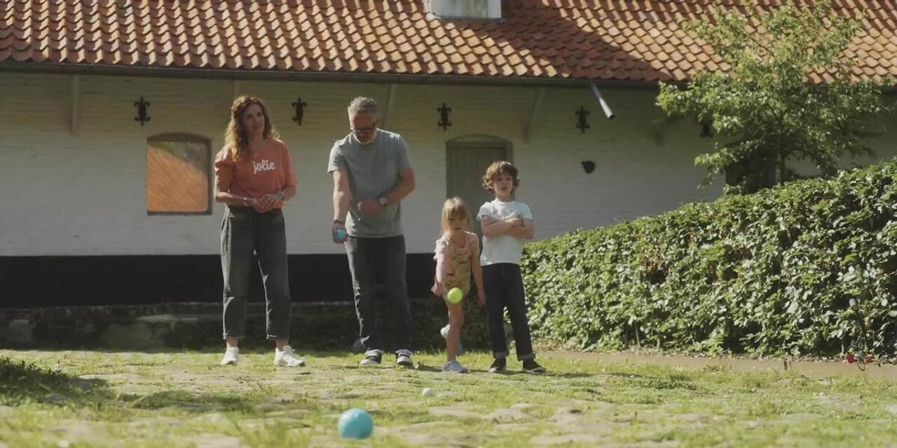 8 Plastic Petanque Boules - Video 2