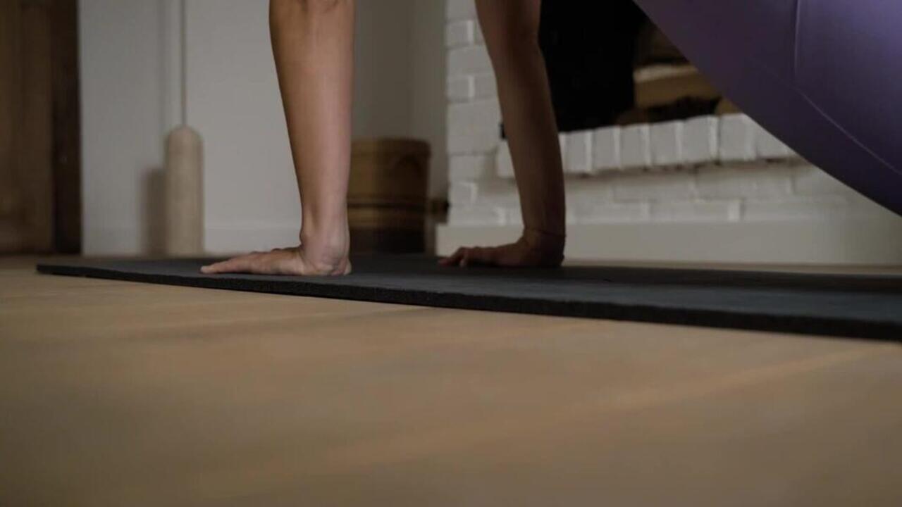 Durable Fitness Mat 900 170 cm x 58 cm x 10 mm - Carbon Grey - Video 2