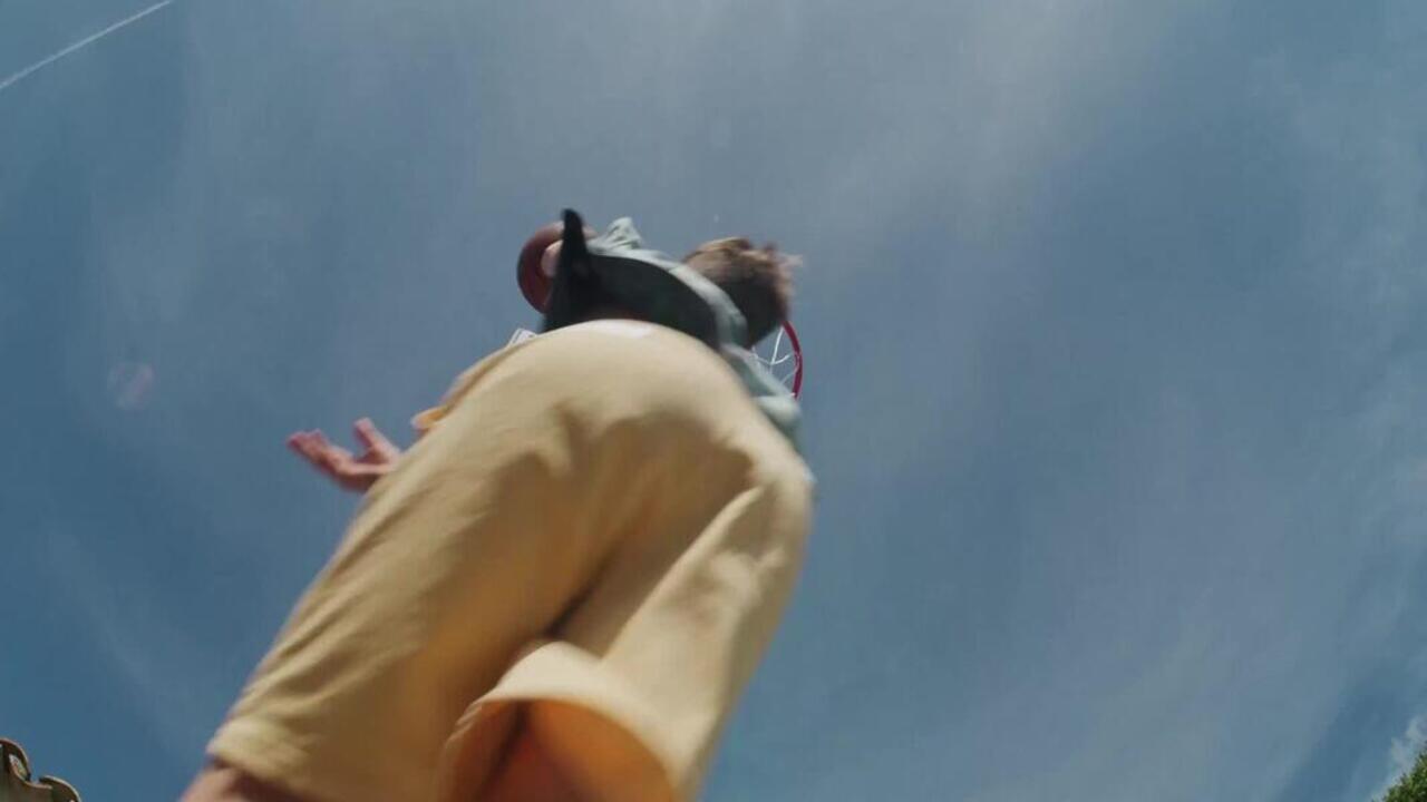 Adjustable (2.10m to 3.05m) Folding Basketball Hoop on Wheels B900 Box NBA - Video 2