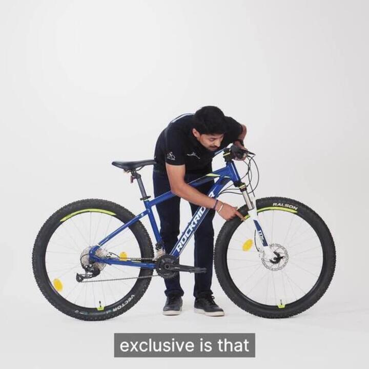 Mountain Bike Rockrider ST540 - Hydraulic Disc, 100mm Suspension, Shimano Gears - Video 2