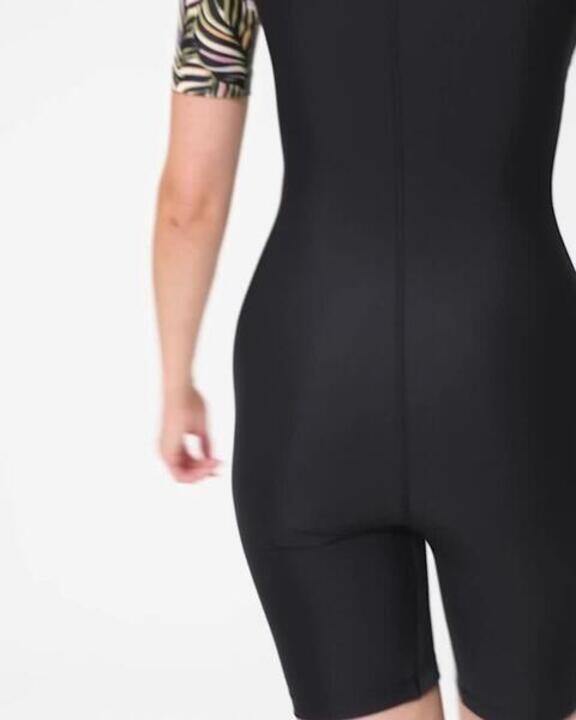 One-piece shorty swimsuit with zip and fixed pads black with print - Video 2