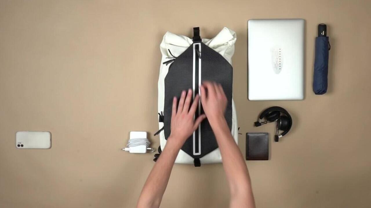 Urban Walking Water Resistant Backpack 27 L - Cotton White - Video 2
