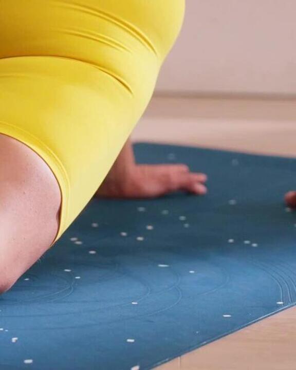 Yoga Mat 5mm Thick, 185 x 61 cm, Lightweight with Carry Strap – Navy Blue - Video 2