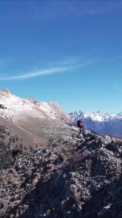 Women Trekking Down Jacket MT500 -10°C Plum - Video 2