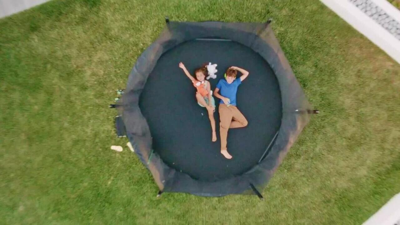 Trampoline 360 with Netting - Tool-Free Design - Video 2
