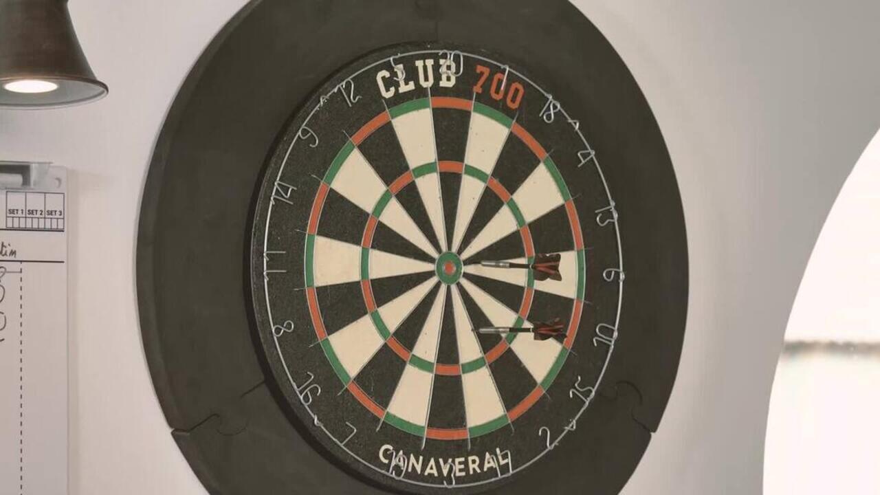 Darts Board Steel Tip Club 700 Black and Red - Video 2