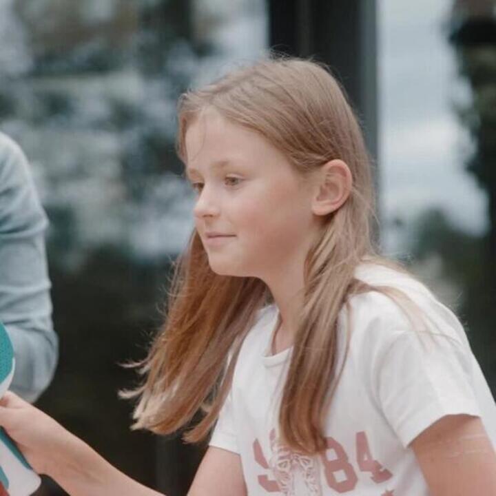 Table Tennis Set with Posts and Adjustable Rollnet - Blue/White - Video 2