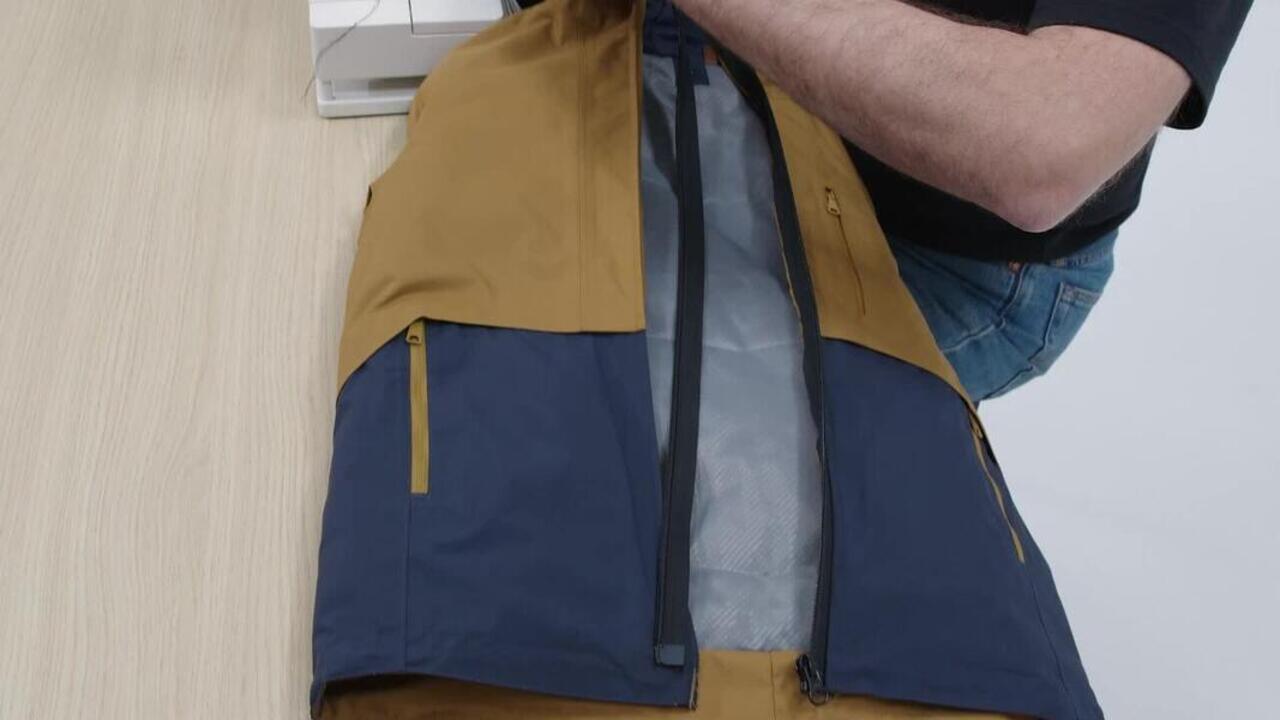 Kids’ 3-in-1 Hiking Jacket MH100, 7-15 years - Brown and Grey - Video 2