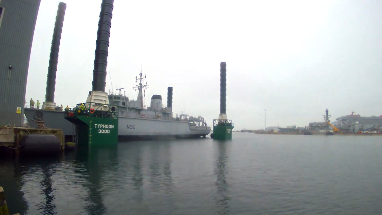 RS47430_CM280422.01.03 - HMS Ledbury loading JUB March 2022-blurred-hull-BAE