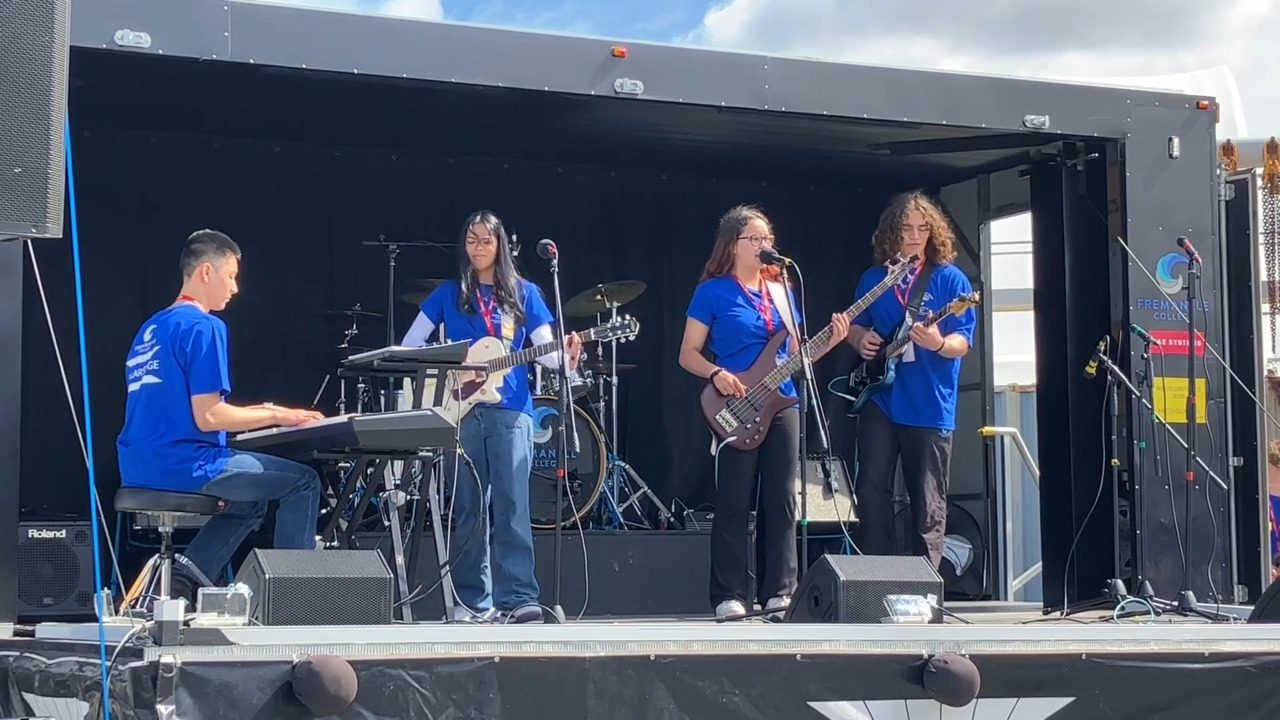 🎵 Fremantle College students perform at Henderson shipyard 🎵