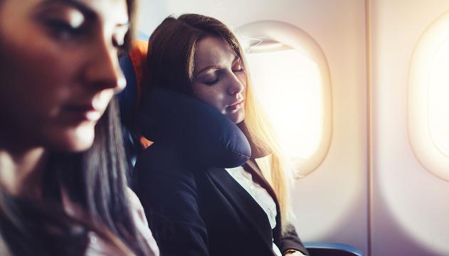 Le 10 regole per dormire bene in aereo secondo SiViaggia