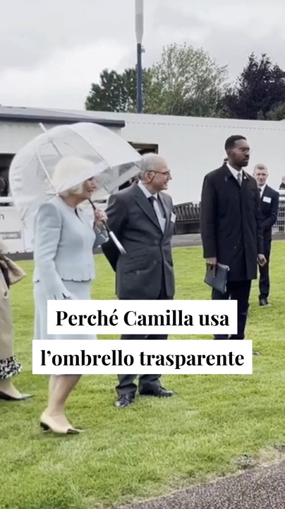 Perché Camilla usa sempre gli ombrelli trasparenti