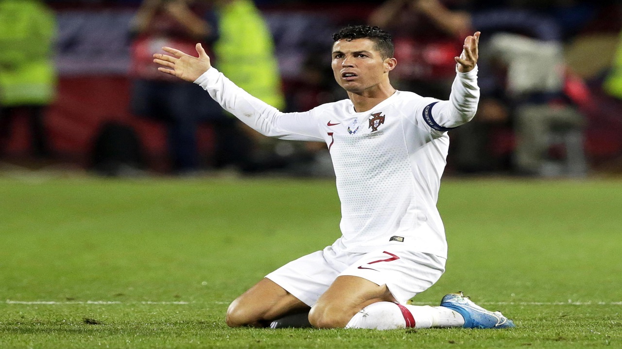 Cristiano Ronaldo si fa il segno della croce in campo, rischia davvero di  finire in galera?