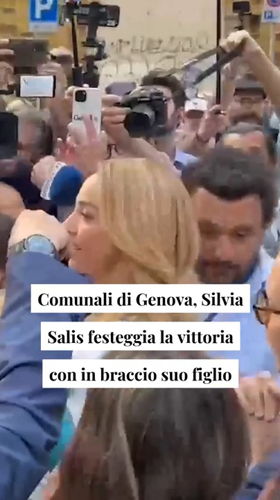 Silvia Salis neo sindaca di Genova, festeggia col figlio in braccio