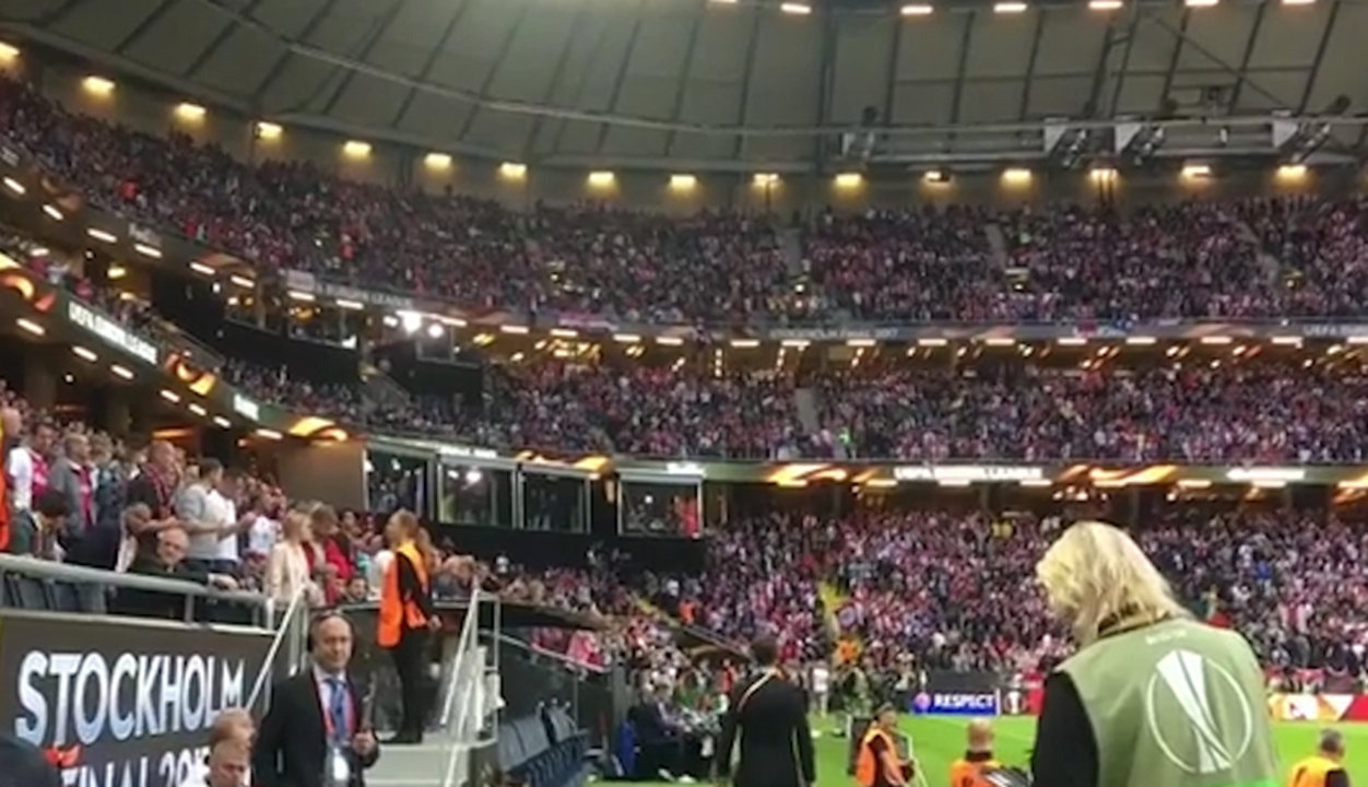 Manchester United manager Jose Mourinho, Henrikh Mkhitaryan and the bench  celebrate victory at full time of the UEFA Europa League Final at the  Friends Arena in Stockholm, Sweden Stock Photo - Alamy