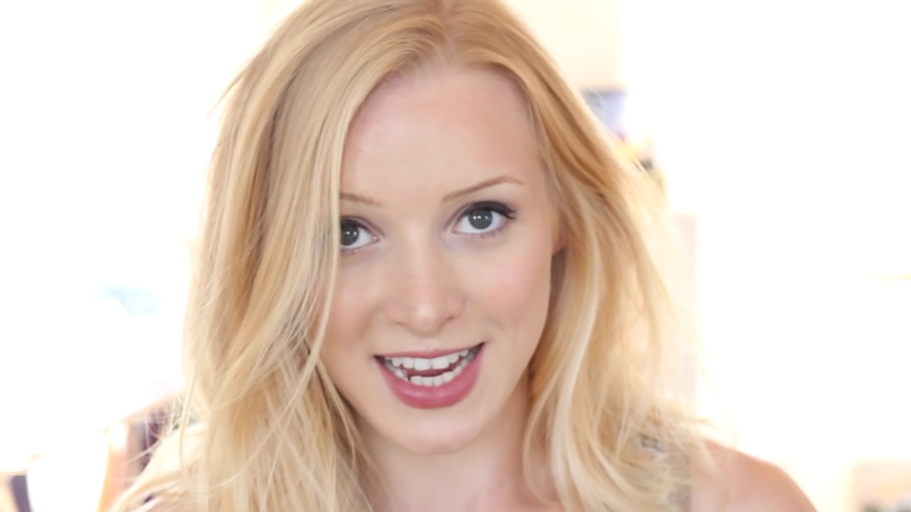 British Youtube Star Makes 30k A Year From Simple English Language Tutorials She Films In Her Bedroom