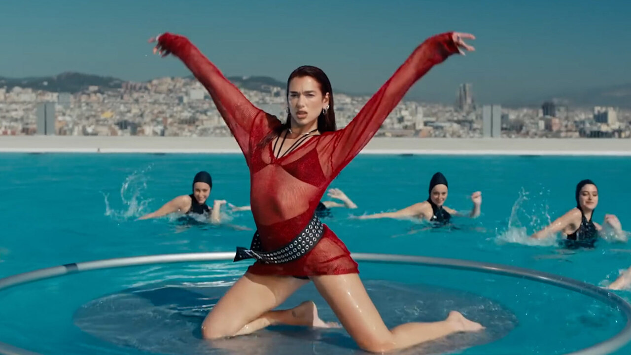 a cosa serve il plug anale Dua Lipa commands attention in matching designer leather corset and knickers