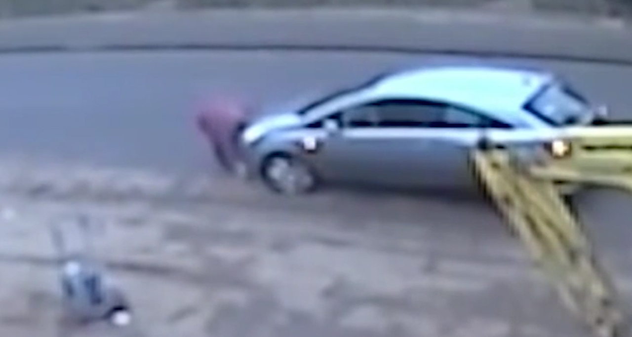 Moment Female Motorist Spots Dropped Wallet Containing 1 600 And