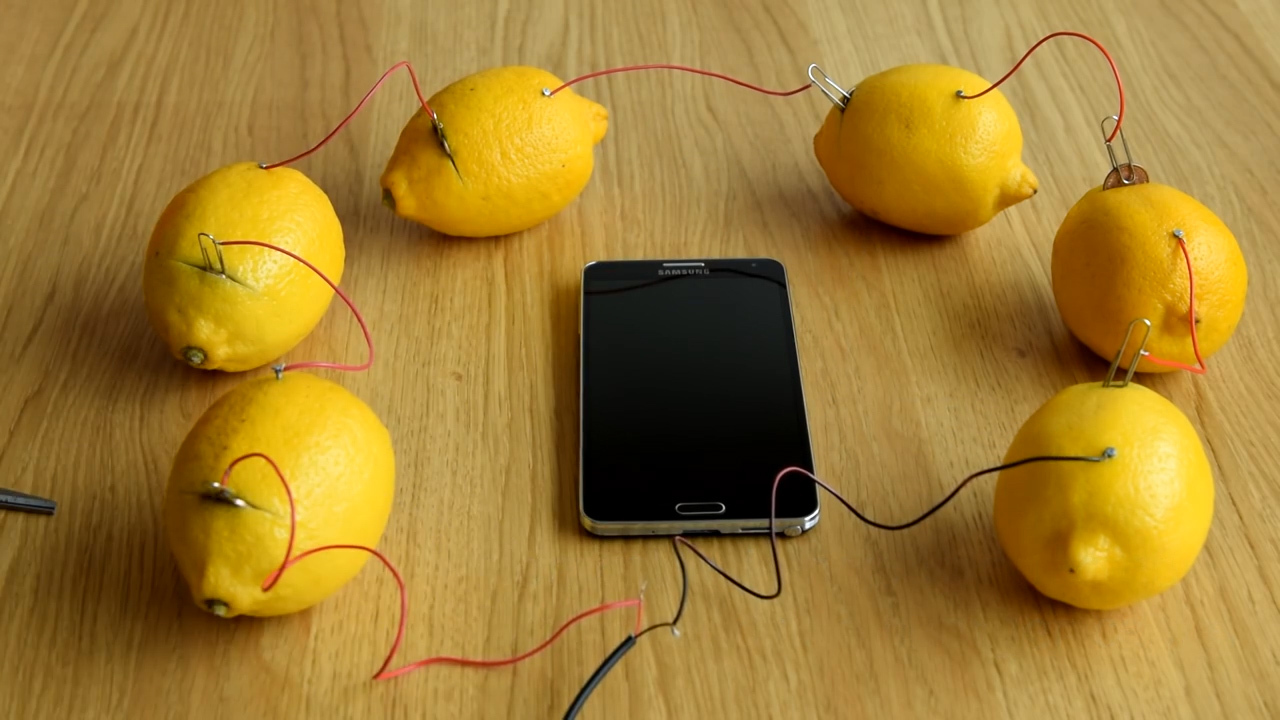 Надо на зарядку телефон. Зарядка из лимона. Электричество от лимона. Зарядка телефона от лимона. Зарядка из картошки для телефона.