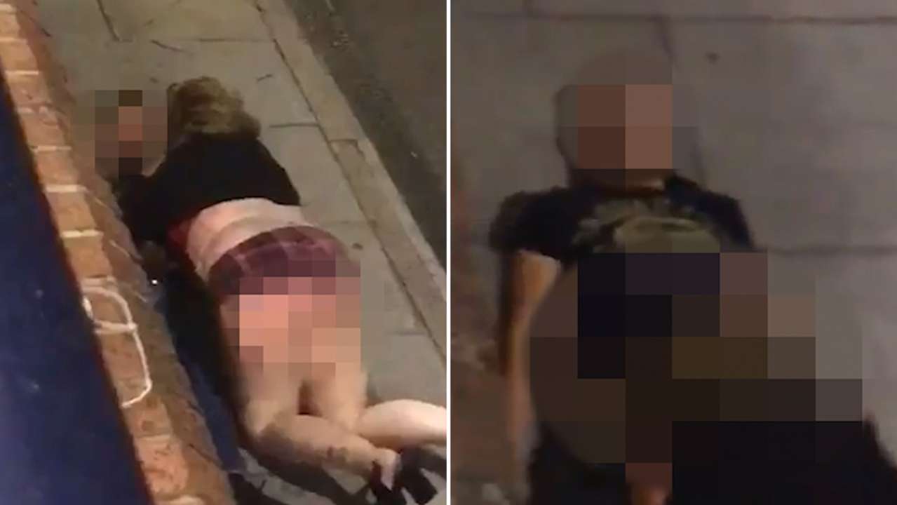 Disgusting moment a shameless couple perform graphic sex acts in the middle of a filthy footpath foto