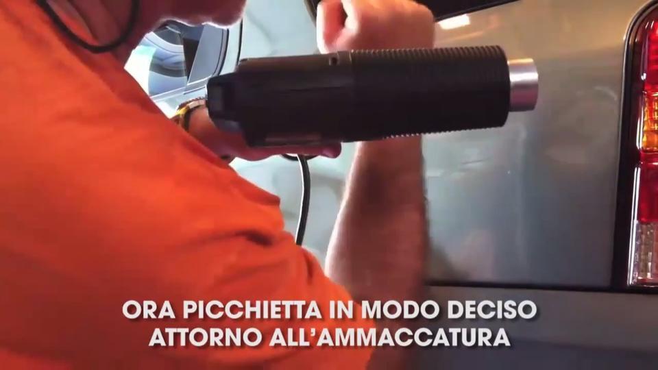 Il trucco per eliminare le ammaccature della carrozzeria