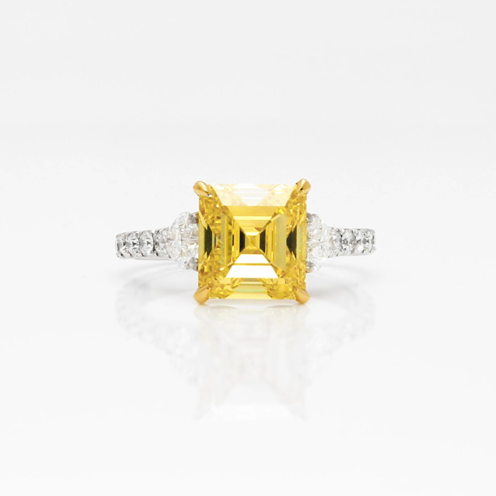 Bague de haute joaillerie en diamants jaunes et blancs taille émeraude
