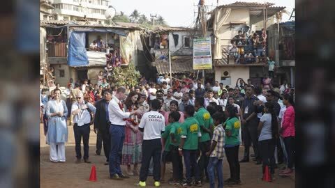Guillermo y Catalina de Cambridge realizan una ofrenda floral