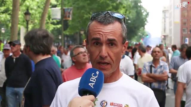 Cientos de taxistas se manifiestas en la madrileña plaza de Neptuno