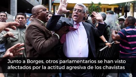 Partidarios de Maduro golpean al diputado de la oposición Julio Borges, este jueves frente a la sede del Consejo Nacional Electoral