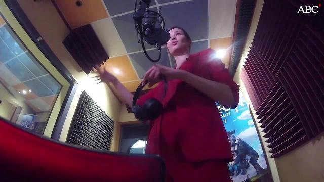 Mira en el video la entrevista con Dafne Fernández, dobladora de un personaje en el juego