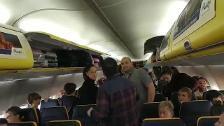 Atrapados 26 horas en un avión de Ryanair: «Fue un caos. No teníamos comida ni bebida»