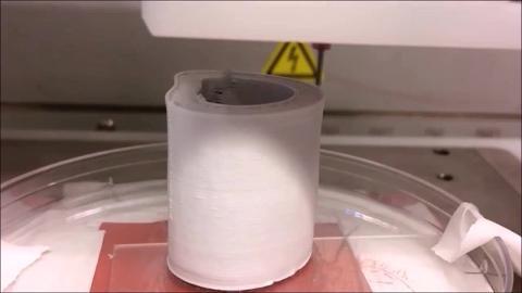 Cráneo humano fabricado con el nuevo biomaterial sintético utilizando una impresora 3D