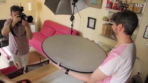 Villalón, en la cocina de su domicilio, que a veces usa como fondo de sus sesiones fotográficas