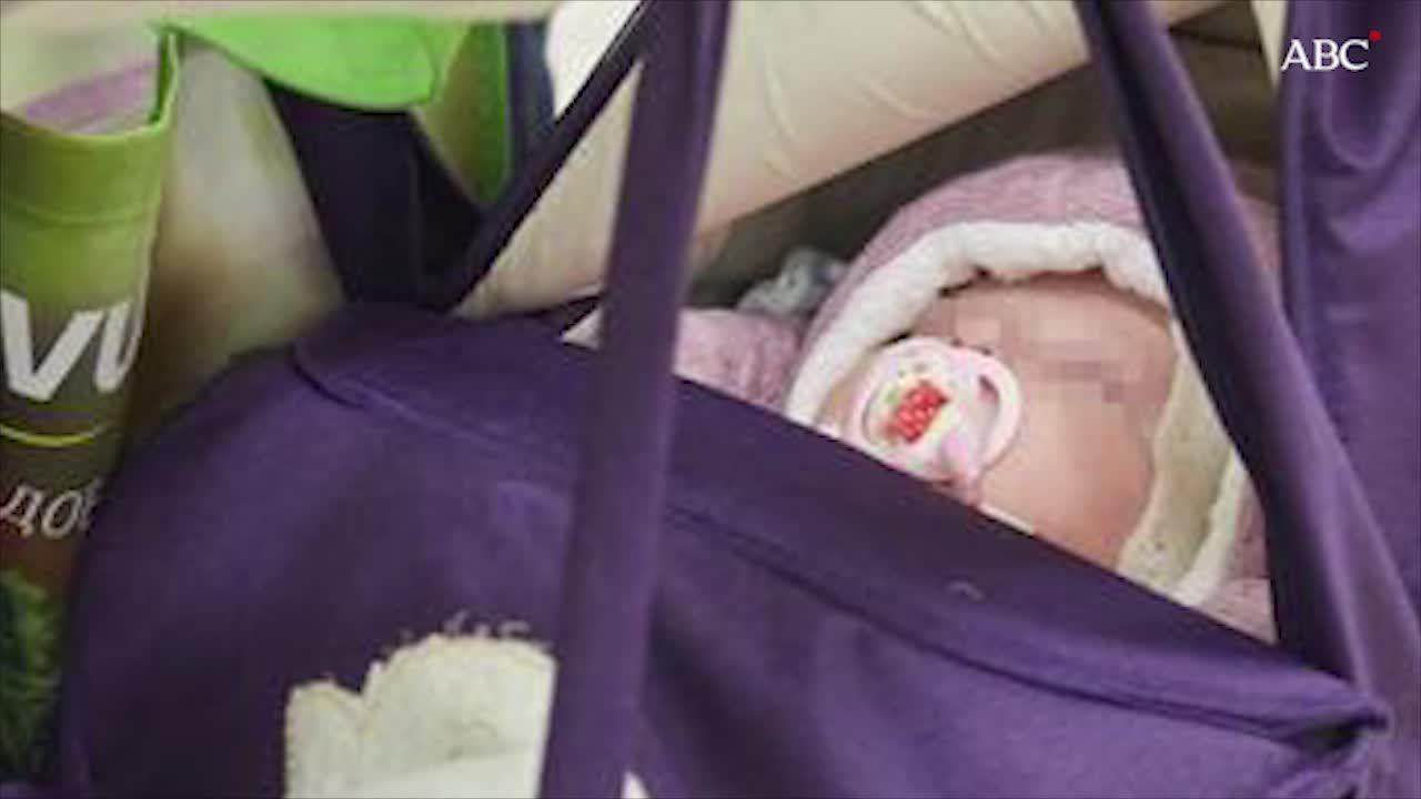 Encuentran a una recién nacida abandonada en la calle junto a una nota